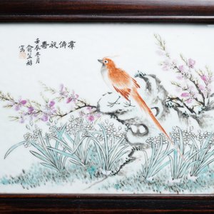 Een Chinese houten kast met 23 qianjiang cai plaquettes, 19/20e eeuw — foto 11