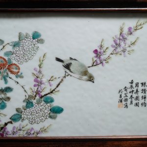 Een Chinese houten kast met 23 qianjiang cai plaquettes, 19/20e eeuw — foto 13