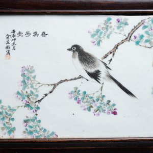 Een Chinese houten kast met 23 qianjiang cai plaquettes, 19/20e eeuw — foto 16