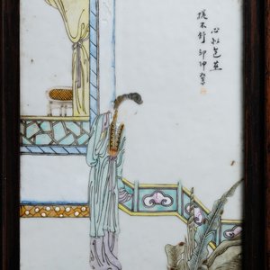 Een Chinese houten kast met 23 qianjiang cai plaquettes, 19/20e eeuw — foto 18