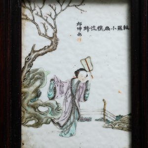 Een Chinese houten kast met 23 qianjiang cai plaquettes, 19/20e eeuw — foto 21