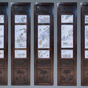Een Chinese houten kast met 23 qianjiang cai plaquettes, 19/20e eeuw — foto 26