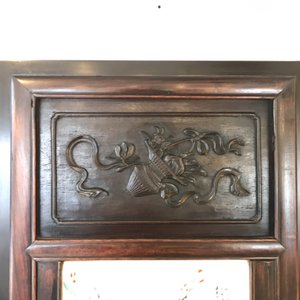 Een Chinese houten kast met 23 qianjiang cai plaquettes, 19/20e eeuw — foto 27