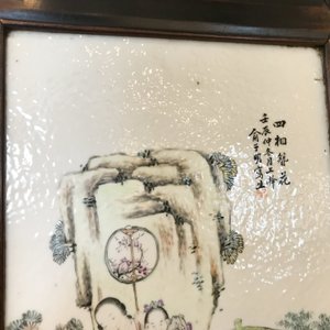 Een Chinese houten kast met 23 qianjiang cai plaquettes, 19/20e eeuw — foto 36