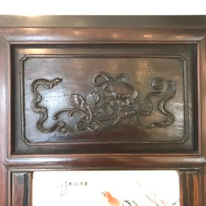 Een Chinese houten kast met 23 qianjiang cai plaquettes, 19/20e eeuw — foto 42