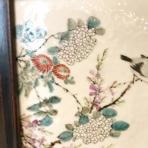 Een Chinese houten kast met 23 qianjiang cai plaquettes, 19/20e eeuw — foto 48