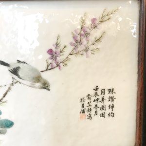Een Chinese houten kast met 23 qianjiang cai plaquettes, 19/20e eeuw — foto 49