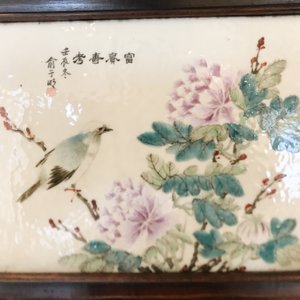 Een Chinese houten kast met 23 qianjiang cai plaquettes, 19/20e eeuw — foto 61