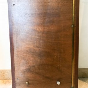 Een Chinese houten kast met 23 qianjiang cai plaquettes, 19/20e eeuw — foto 70
