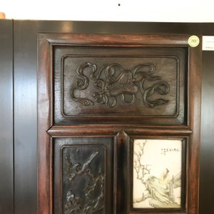 Een Chinese houten kast met 23 qianjiang cai plaquettes, 19/20e eeuw — foto 71