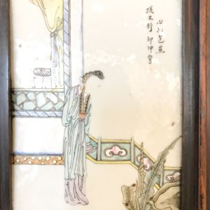 Een Chinese houten kast met 23 qianjiang cai plaquettes, 19/20e eeuw — foto 75