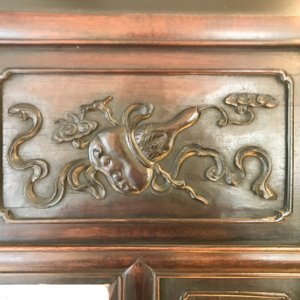 Een Chinese houten kast met 23 qianjiang cai plaquettes, 19/20e eeuw — foto 80