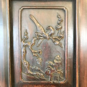 Een Chinese houten kast met 23 qianjiang cai plaquettes, 19/20e eeuw — foto 81