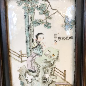 Een Chinese houten kast met 23 qianjiang cai plaquettes, 19/20e eeuw — foto 85