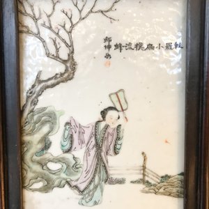 Een Chinese houten kast met 23 qianjiang cai plaquettes, 19/20e eeuw — foto 87