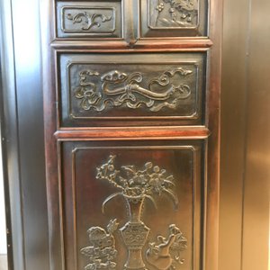 Een Chinese houten kast met 23 qianjiang cai plaquettes, 19/20e eeuw — foto 89