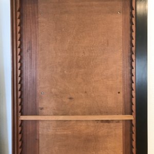 Een Chinese houten kast met 23 qianjiang cai plaquettes, 19/20e eeuw — foto 90