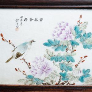 Een Chinese houten kast met 23 qianjiang cai plaquettes, 19/20e eeuw — foto 10