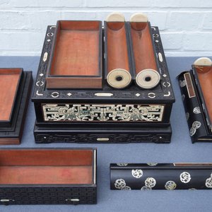 Een Chinese houten kist met compartimenten met inlegwerk van been en parelmoer, 19e eeuw — foto 15