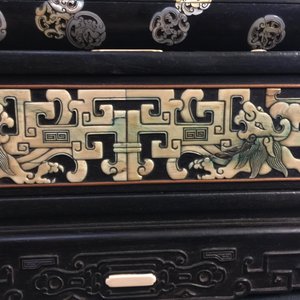 Een Chinese houten kist met compartimenten met inlegwerk van been en parelmoer, 19e eeuw — foto 18
