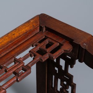 Een Chinese houten koffer op sokkel, 19/20e eeuw — foto 13