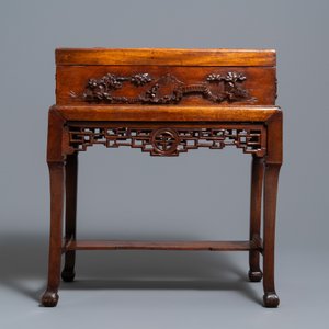 Een Chinese houten koffer op sokkel, 19/20e eeuw — foto 2