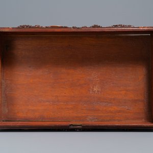 Een Chinese houten koffer op sokkel, 19/20e eeuw — foto 8