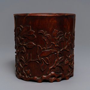 Een Chinese houten penselenbeker met magnoliadecor, wellicht Qing — foto 1