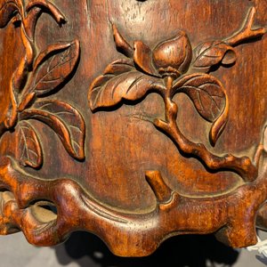 Een Chinese houten penselenbeker met magnoliadecor, wellicht Qing — foto 14