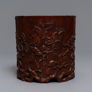 Een Chinese houten penselenbeker met magnoliadecor, wellicht Qing — foto 3