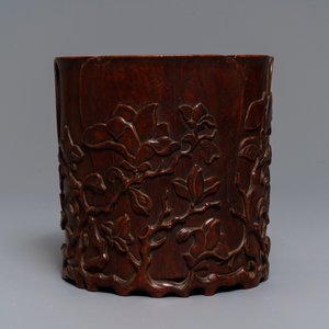 Een Chinese houten penselenbeker met magnoliadecor, wellicht Qing — foto 4