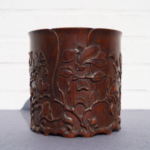 Een Chinese houten penselenbeker met magnoliadecor, wellicht Qing — foto 7