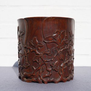 Een Chinese houten penselenbeker met magnoliadecor, wellicht Qing — foto 8