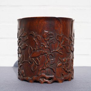 Een Chinese houten penselenbeker met magnoliadecor, wellicht Qing — foto 10