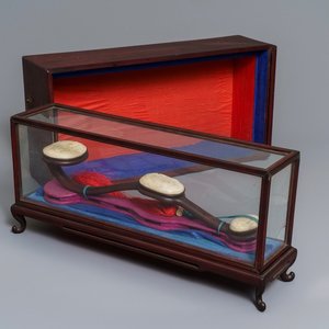 Een Chinese houten scepter met jade ingelegd in presentatiekastje, Republiek, 20e eeuw — foto 1