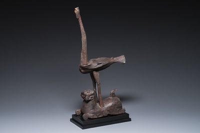 Een Chinese houten sculptuur met een kraanvogel op een tijger, Periode der Strijdende Staten
