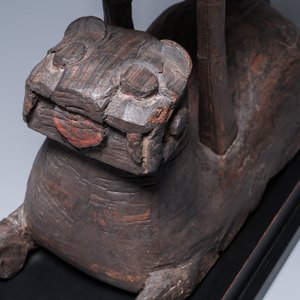 Een Chinese houten sculptuur met een kraanvogel op een tijger, Periode der Strijdende Staten — foto 8