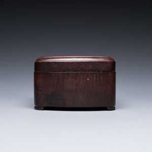Een Chinese houten sokkel, een tafelscherm met spiegel, een dekseldoosje en een paar boeddhistische leeuwen, 19/20e eeuw — foto 16