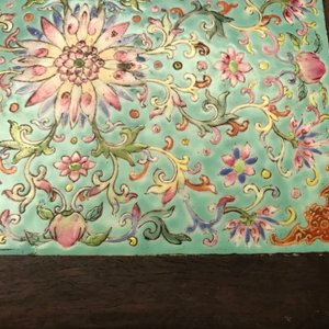 Een Chinese houten sokkel met famille rose plaquette, 19e eeuw — foto 11