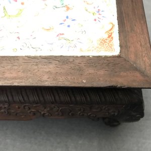 Een Chinese houten sokkel met famille rose plaquette, 19e eeuw — foto 13
