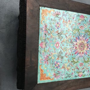 Een Chinese houten sokkel met famille rose plaquette, 19e eeuw — foto 15