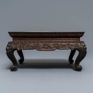 Een Chinese houten sokkel met famille rose plaquette, 19e eeuw — foto 2