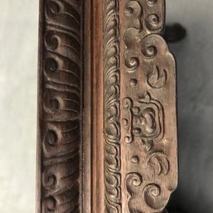 Een Chinese houten sokkel met famille rose plaquette, 19e eeuw — foto 21
