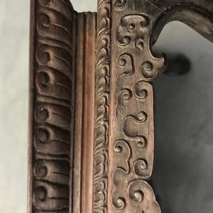 Een Chinese houten sokkel met famille rose plaquette, 19e eeuw — foto 22