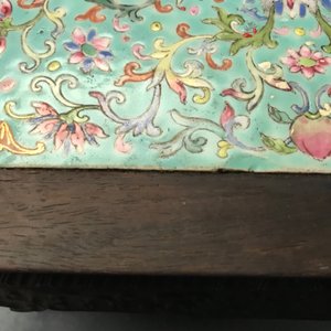 Een Chinese houten sokkel met famille rose plaquette, 19e eeuw — foto 8