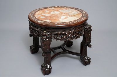 Een Chinese houten sokkel met marmeren blad en parelmoer inlegwerk, 19/20e eeuw