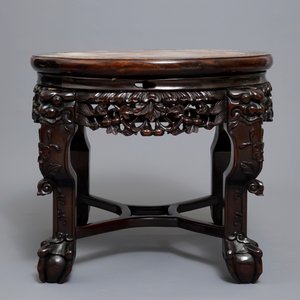Een Chinese houten sokkel met marmeren blad en parelmoer inlegwerk, 19/20e eeuw — foto 4