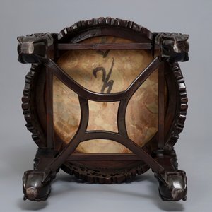 Een Chinese houten sokkel met marmeren blad en parelmoer inlegwerk, 19/20e eeuw — foto 7