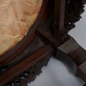 Een Chinese houten sokkel met marmeren blad en parelmoer inlegwerk, 19/20e eeuw — foto 10