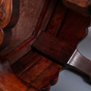 Een Chinese houten sokkel met marmeren bovenblad, 19/20e eeuw — foto 9